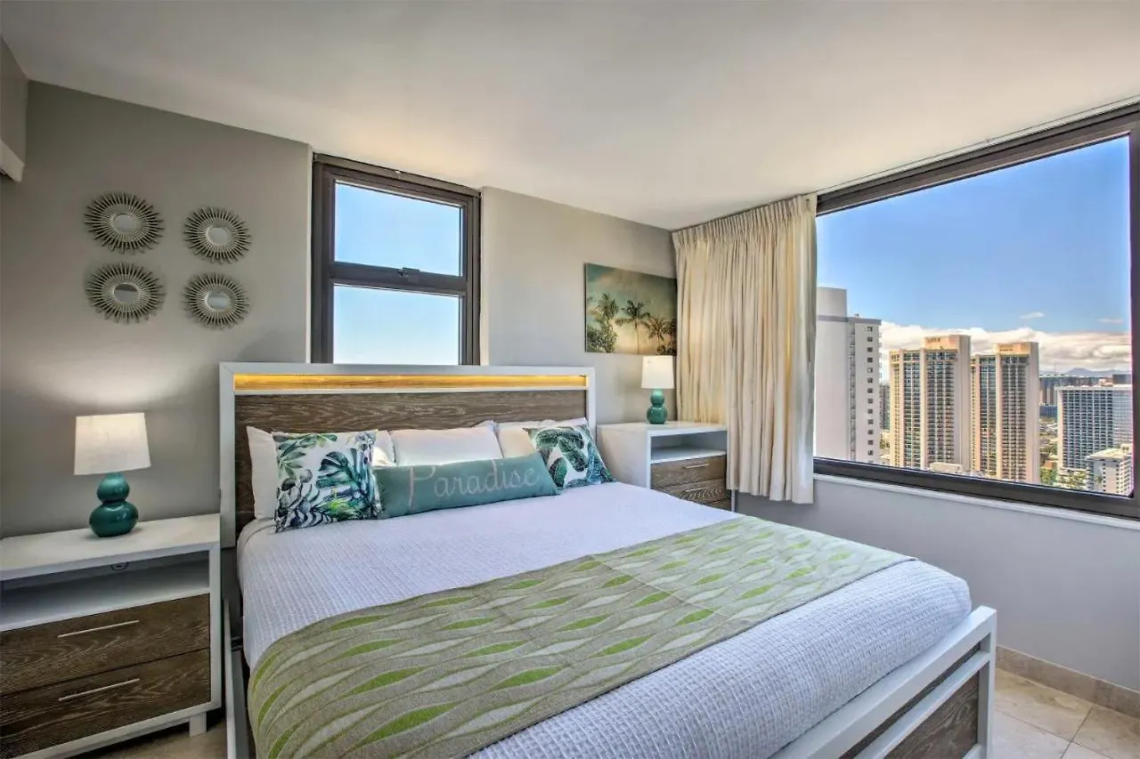 Beach Oasis With Ocean & City Views With Free Parking! Honolulu