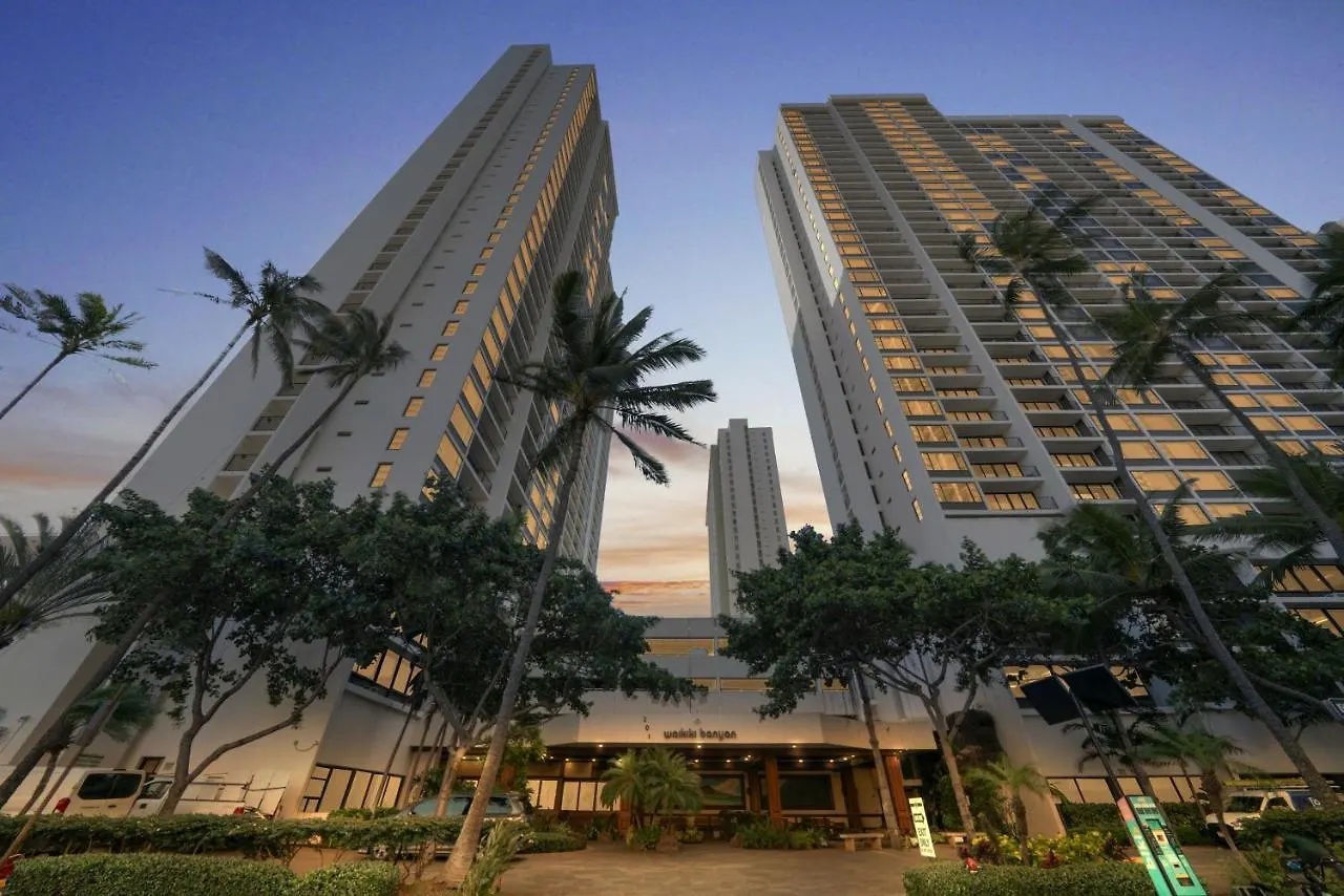 Beach Oasis With Ocean & City Views With Free Parking! Honolulu