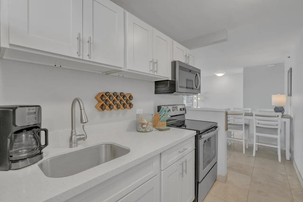 Beach Oasis With Ocean & City Views With Free Parking! Honolulu Apartment